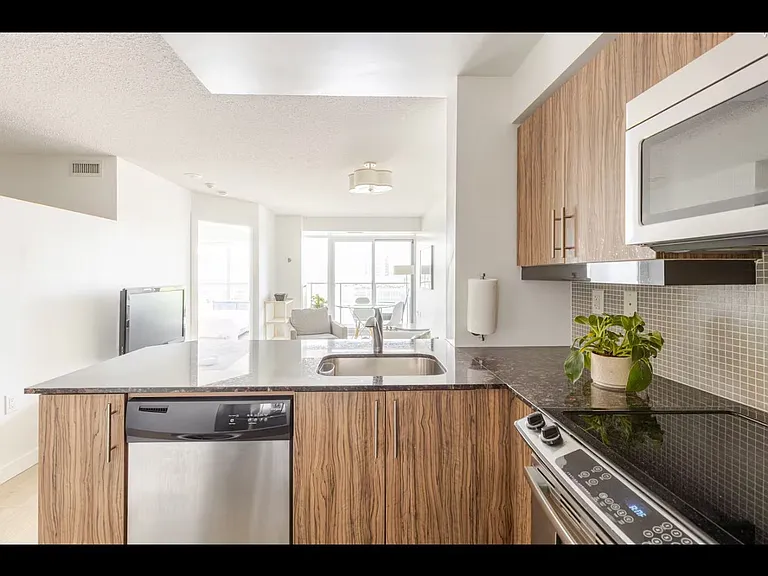 125 Western Battery Rd #913 — Photo 19