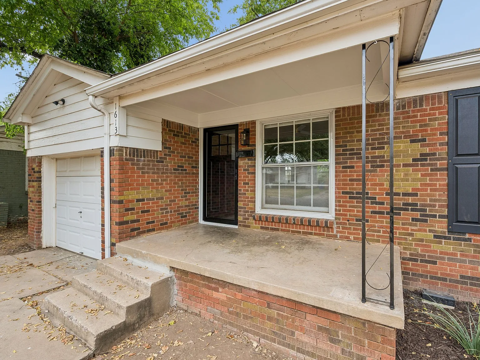 1613 Oxford Way — Photo 2
