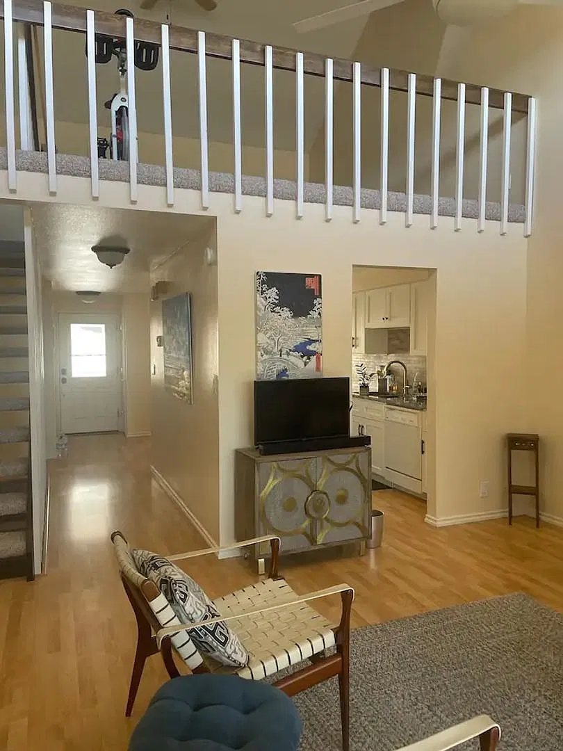 Luxurious Executive Rental with Stunning Views — Photo 2
