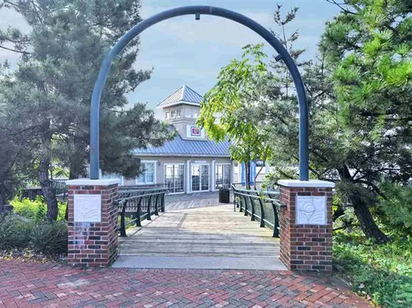 30 Freedomway APT 409, Jersey City, NJ 07305