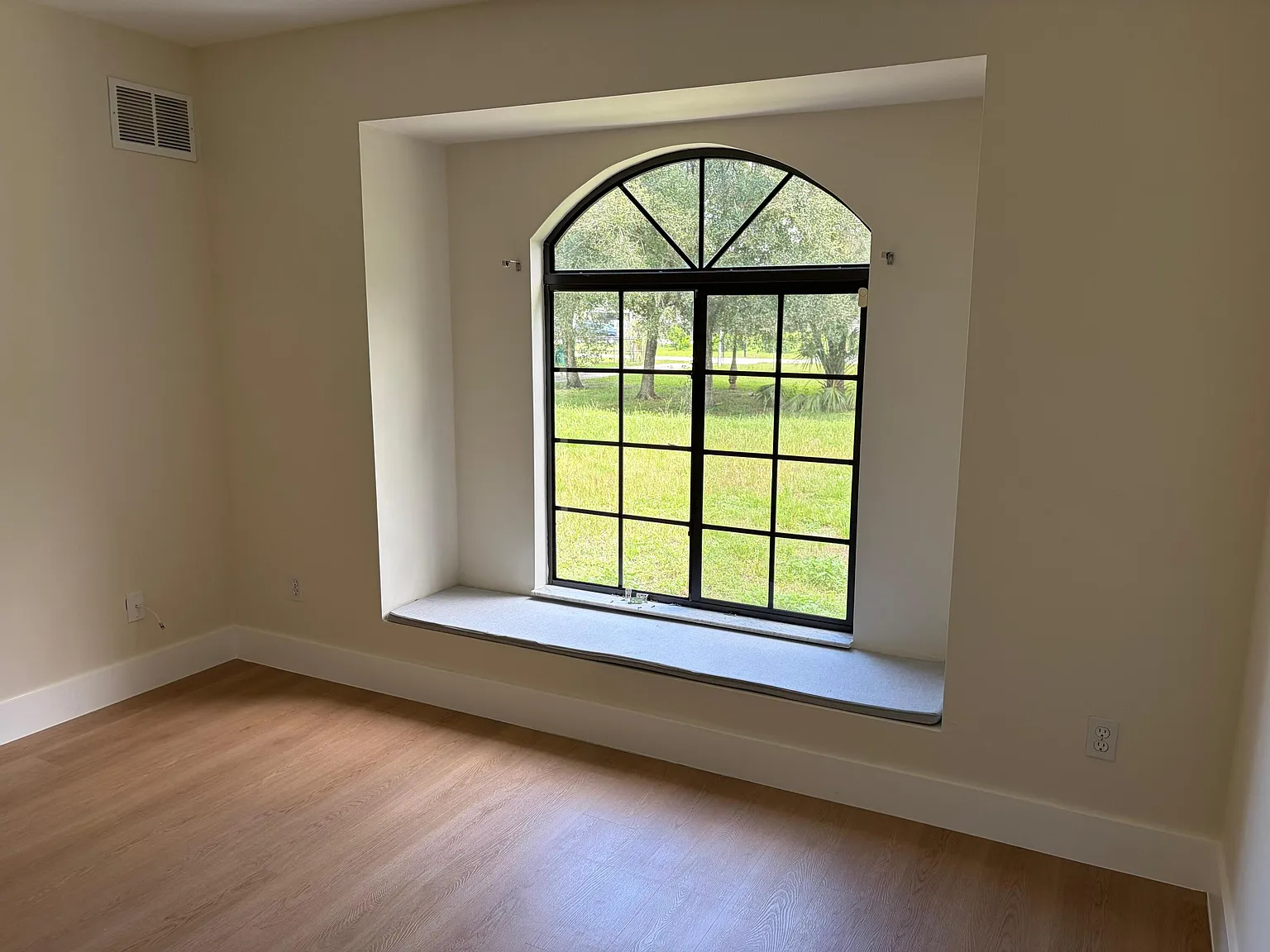 3 bed, 2.0 bath, 1637 sqft, $3,200 — Photo 3