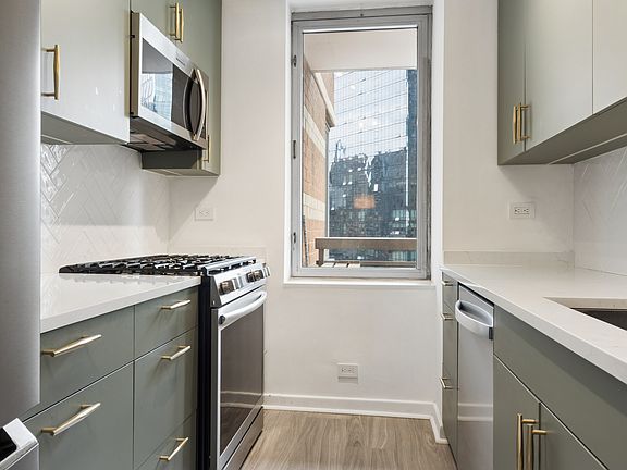 4th image of 500 W 43rd St APT 14B