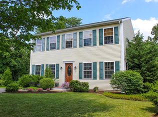 8 Quenton Ln, Bristol, RI 02809