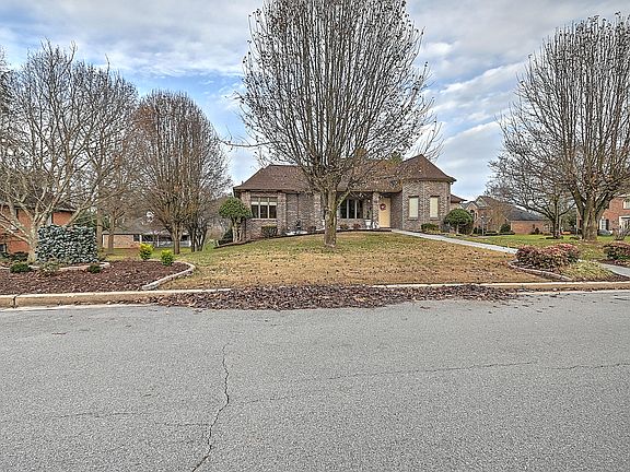 5th image of 300 Woodbriar Dr