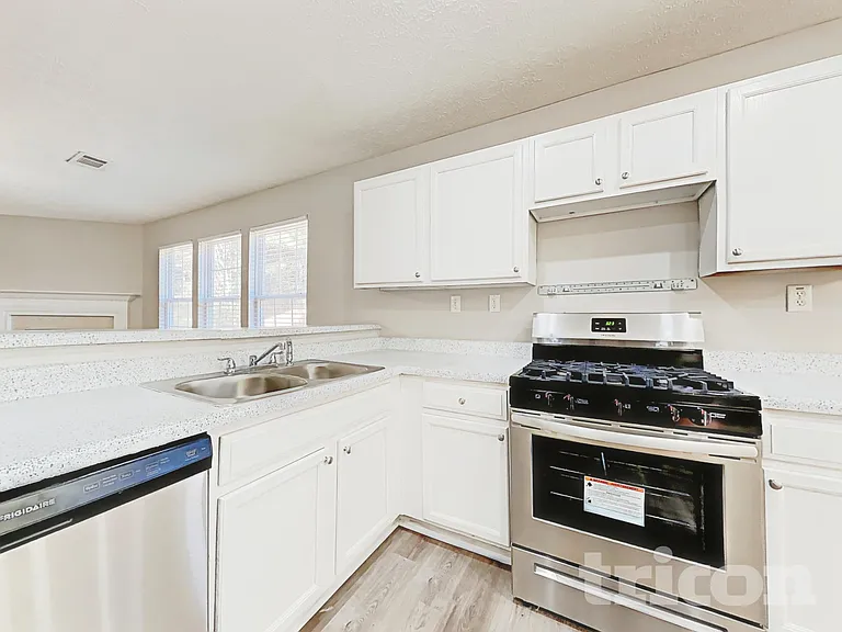 610 Stonecrest Dr — Photo 6
