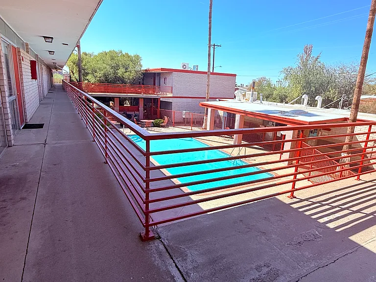 BROADWAY APARTMENTS — Photo 30