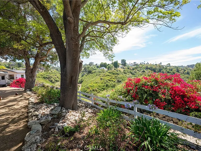 12 Martingale Dr — Photo 2