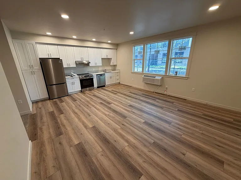 Brand New 2 bedroom 1.5 bath unit — Photo 15
