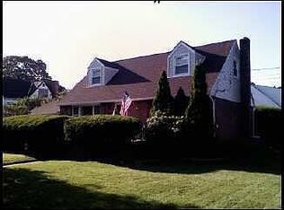 1412 L St, Elmont, NY 11003