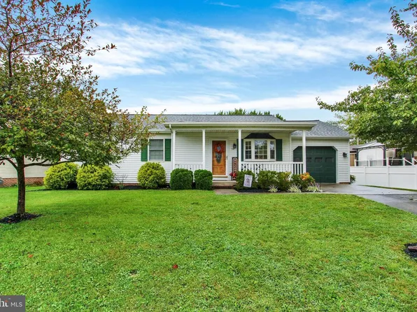 54 Brewster St, Hanover, PA 17331