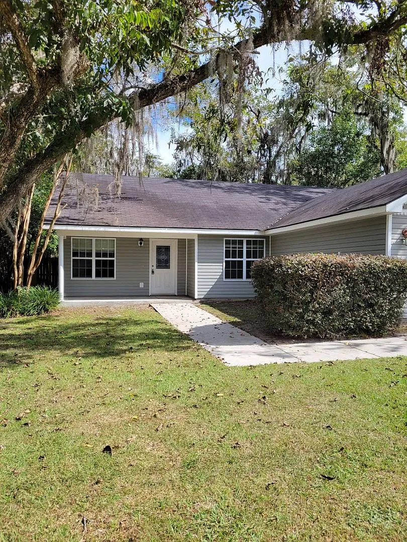 Spacious 3BR/2BA Lakeland Home with Open Floor Plan, Fireplace & Fenced Backyard — Photo 3