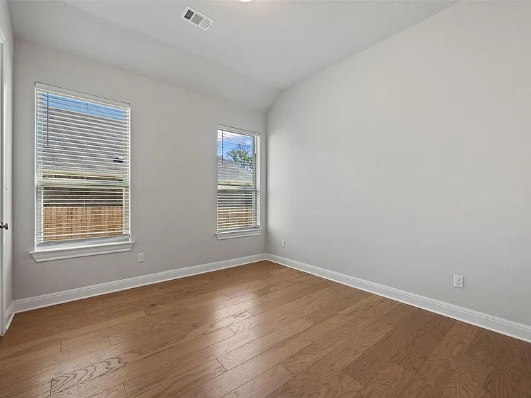 686 Treadwell Ln — Photo 31