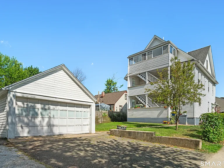 318 Suburban Ave — Photo 4