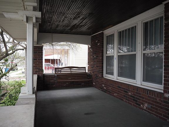 4th image of 822 Barnett St