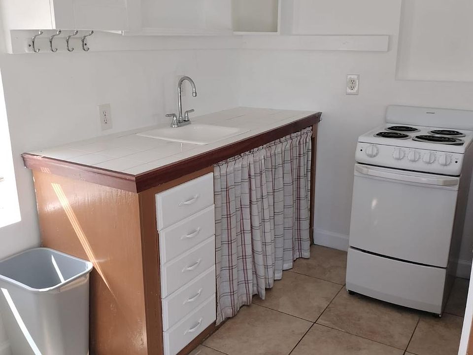 2nd image of 1212 E Knollwood St