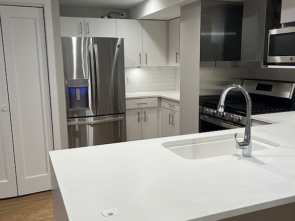 2nd image of 815 King St #2C