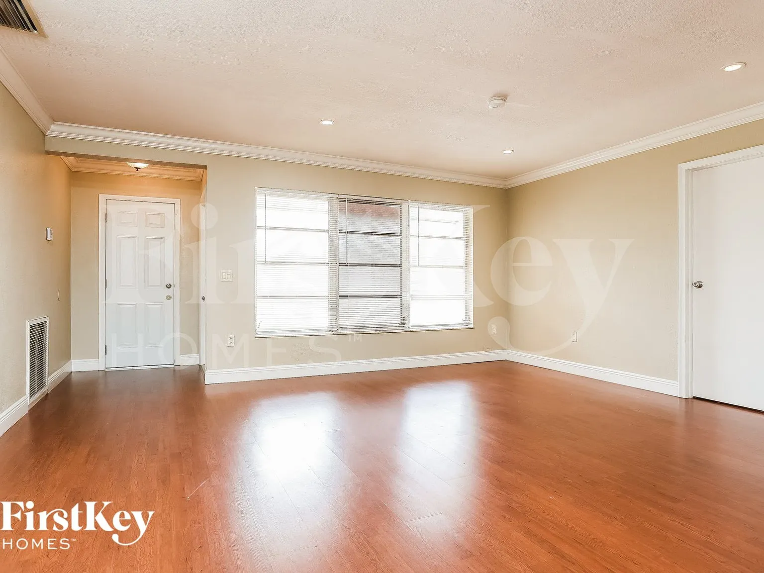 3 bed, 2.0 bath, 1645 sqft, $3,890 — Photo 3