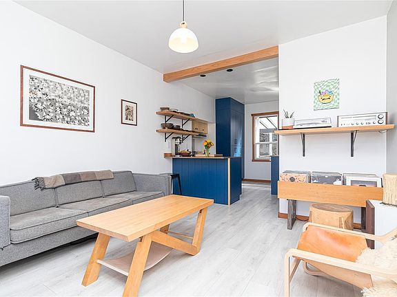 3rd image of 815 Old Esquimalt Rd