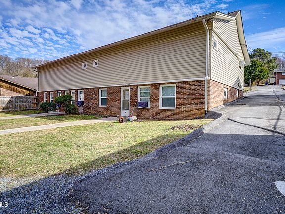 3rd image of 105 Brookfield Dr