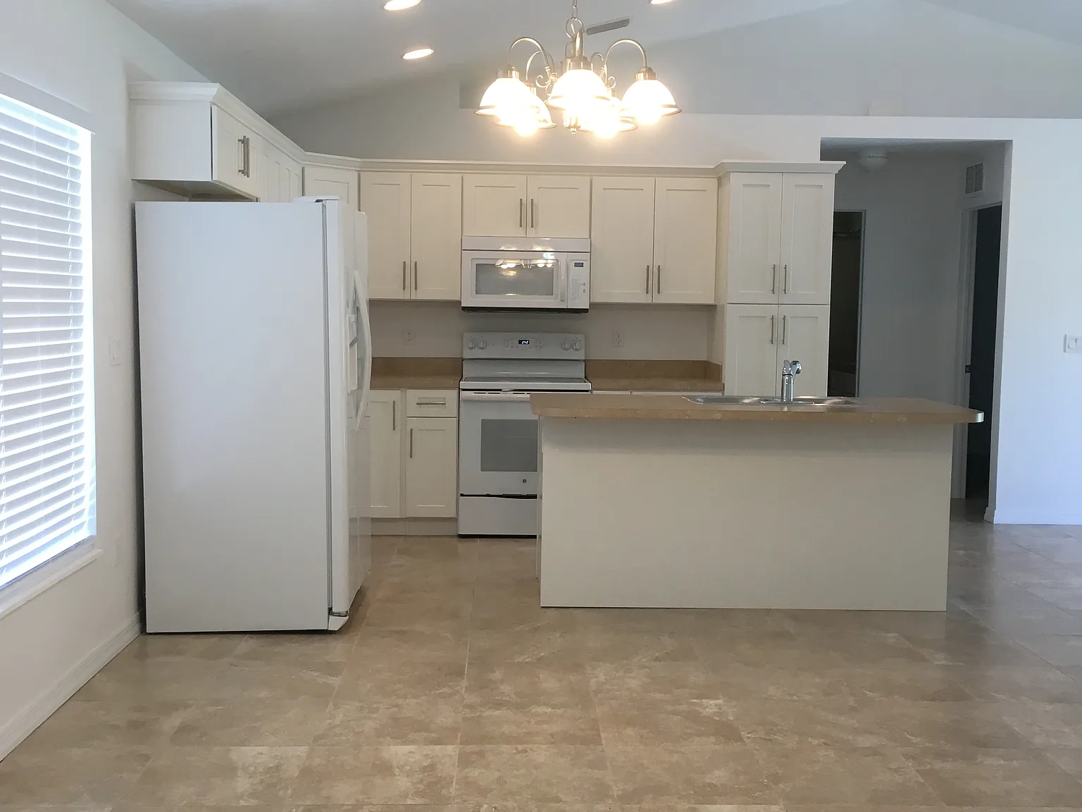 3/2 Close to shopping $1,750.00/Month Daytona Park Estates — Photo 2
