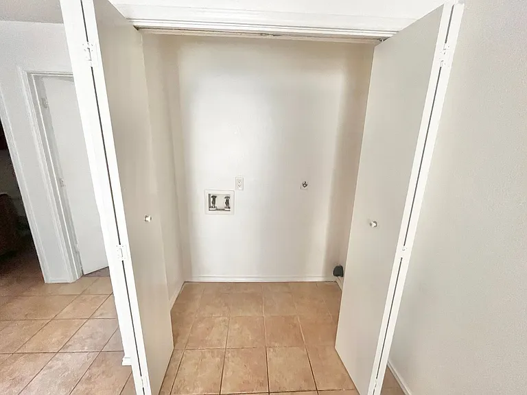 1703 Benttree Dr #B — Photo 8
