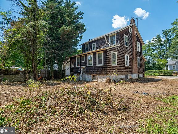 4th image of 227 Clarendon Ave