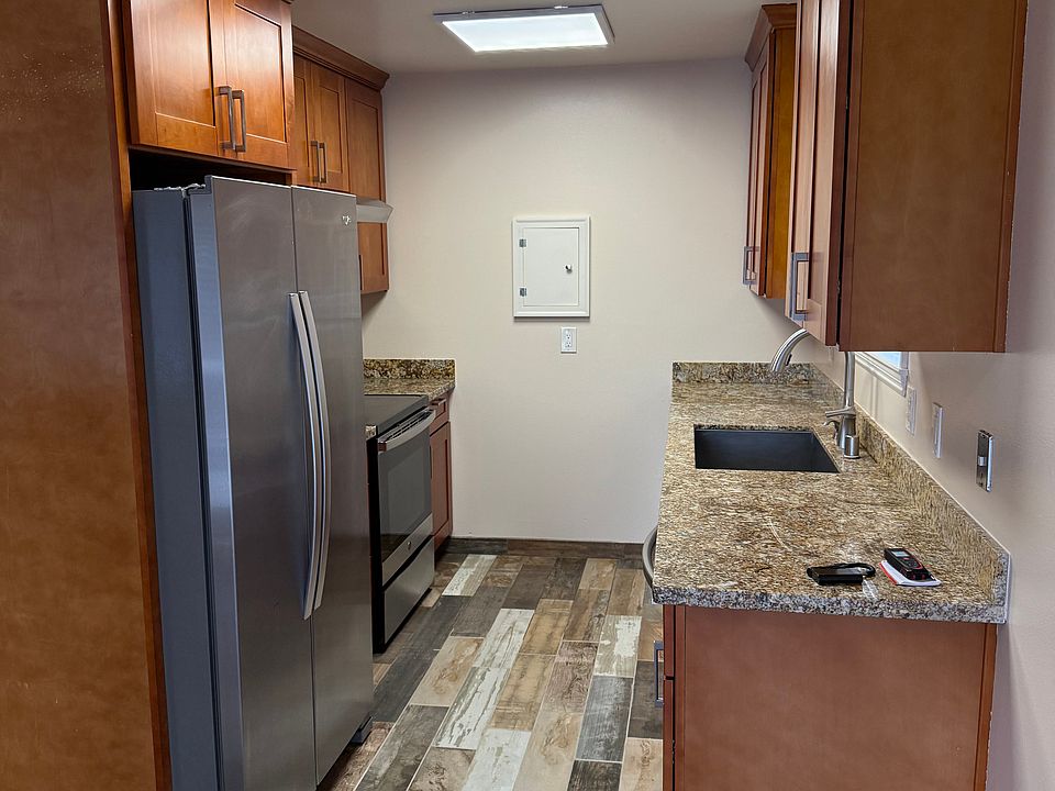 1st image of 955 Castlewood Dr #4