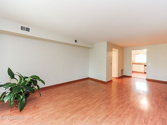 3rd image of 3241 Milwaukee Ave APT 1A