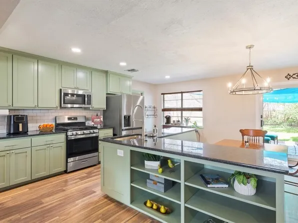 725 Falcon Dr, Woodway, TX 76712