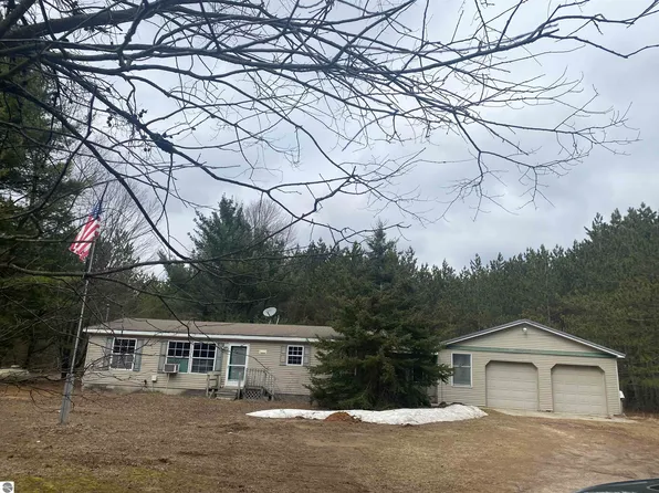 12256 Cinder Rd, Beulah, MI 49617