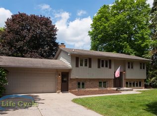 3067 Valley View Dr NE, Algoma Twp, MI 49341