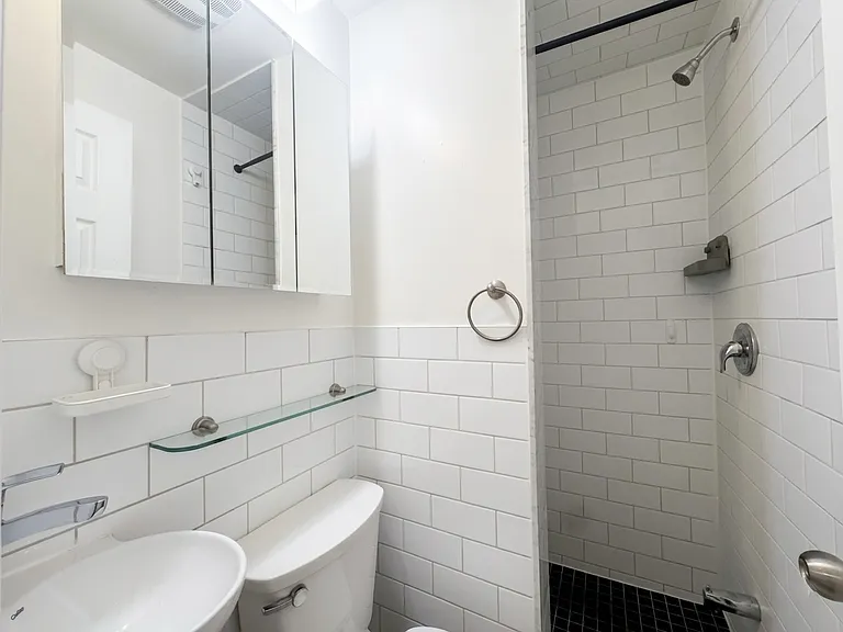 492 Montrose Ave #26 — Photo 9