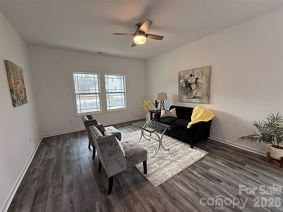 4th image of 554 Geneva Cir