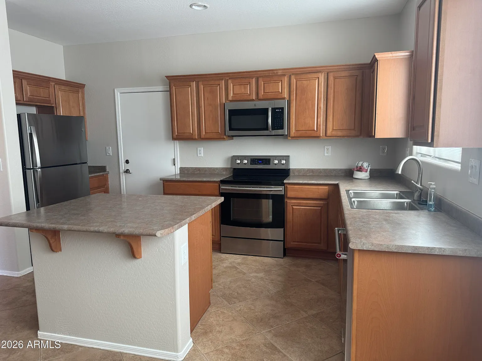 4 bed, 2.5 bath, 1965 sqft, $2,350 — Photo 3