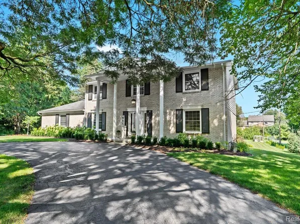 19250 Meadowbrook Rd, Northville, MI 48167