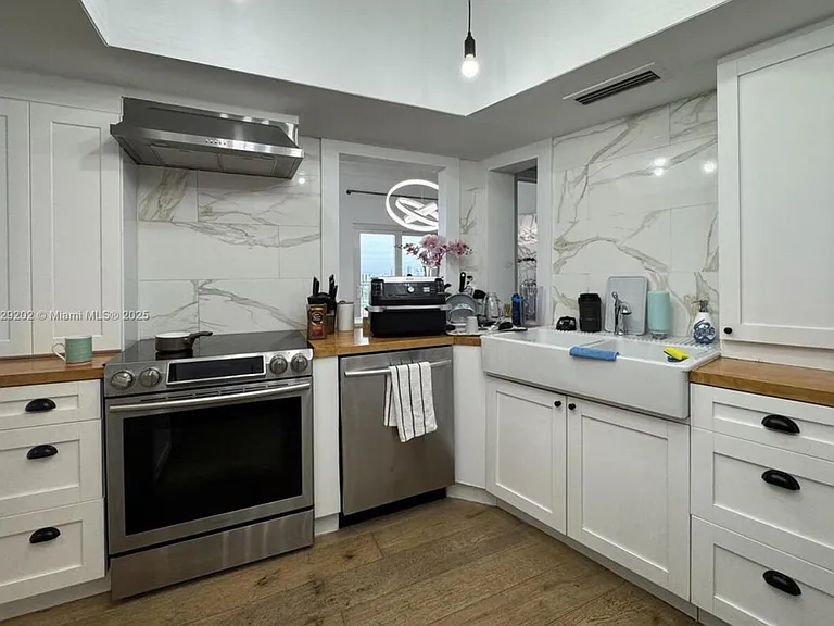 11930 N Bayshore Dr #Penthouse 10 — Photo 8