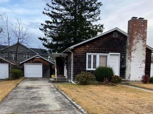 20 Raynham Dr, Syosset, NY 11791