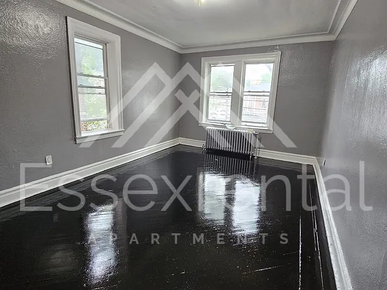 160 Grumman Ave — Photo 2