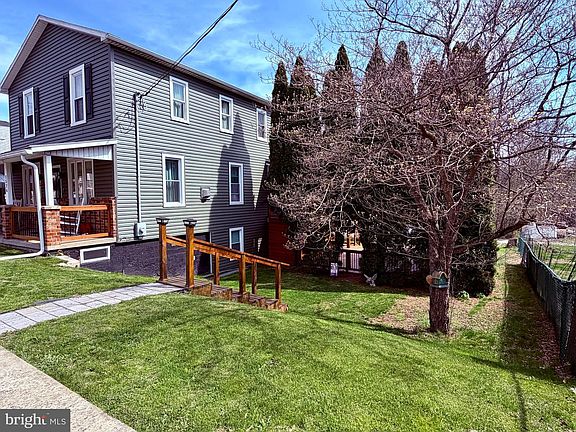 2nd image of 1526 E Grand Ave