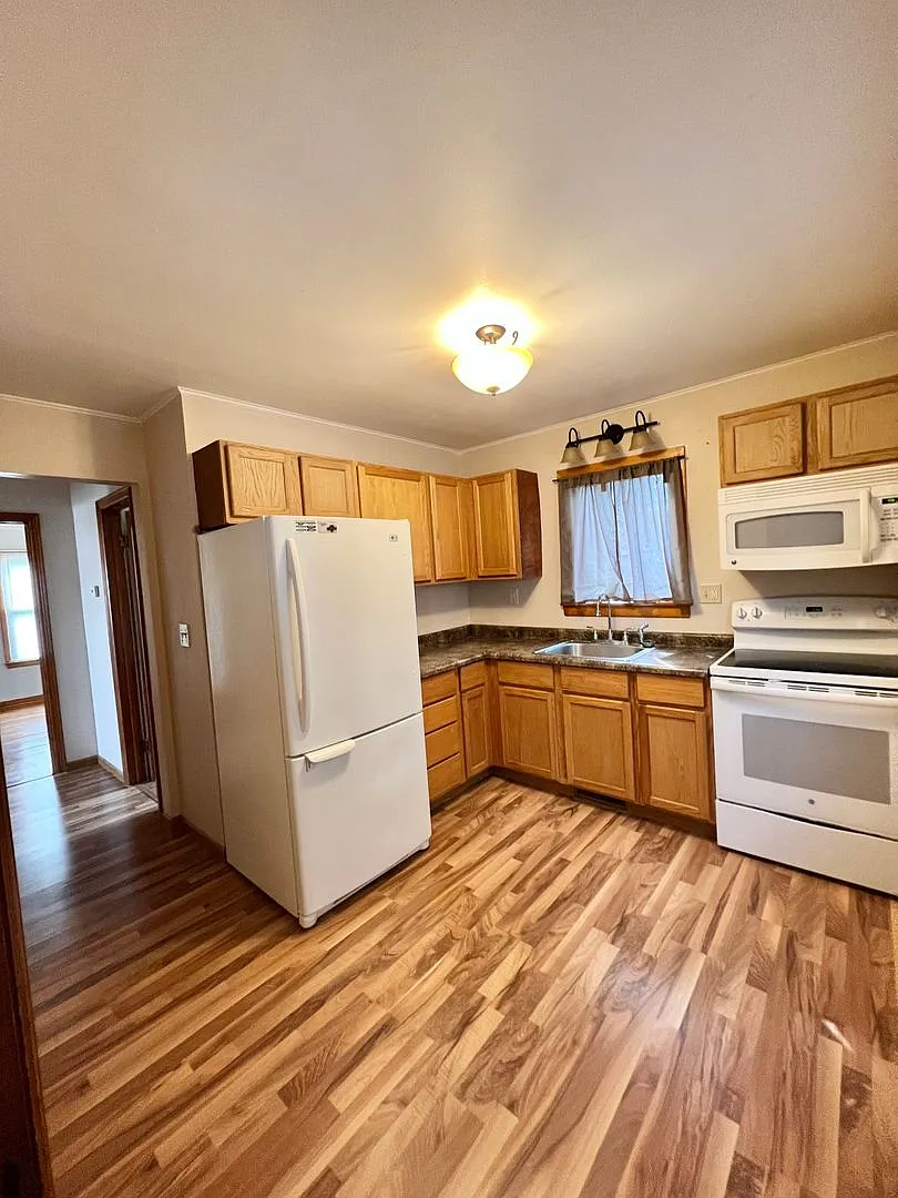 Spacious 2 Bedroom 1 Bath Single Family Home With Central Air- Available Now! — Photo 3