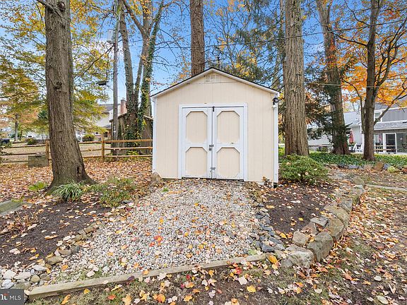 3rd image of 2518 Deepwood Dr
