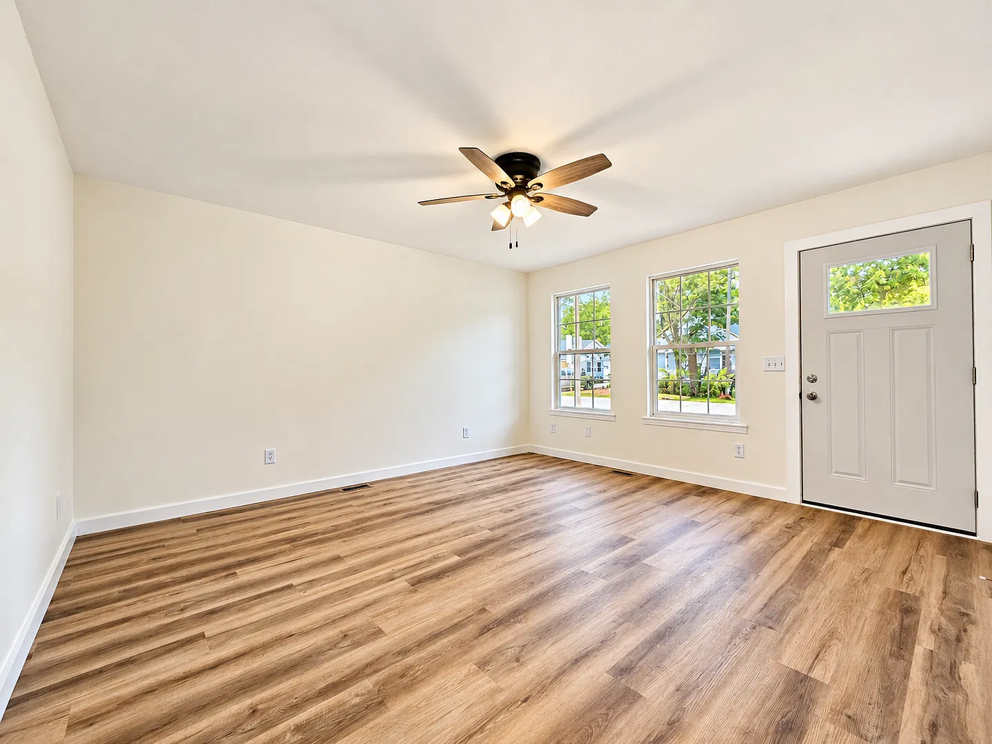 2 Bed | 2 Bath | 1 Car Garage Home! 1000 sqft located in Springfield! — Photo 2