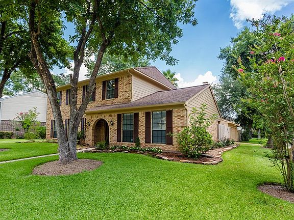 3rd image of 15827 Lakecliffe Dr