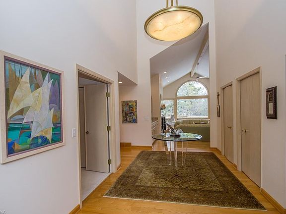 3rd image of 2 Longmeadow Ln