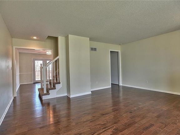 3rd image of 6134 N Coventry Ave