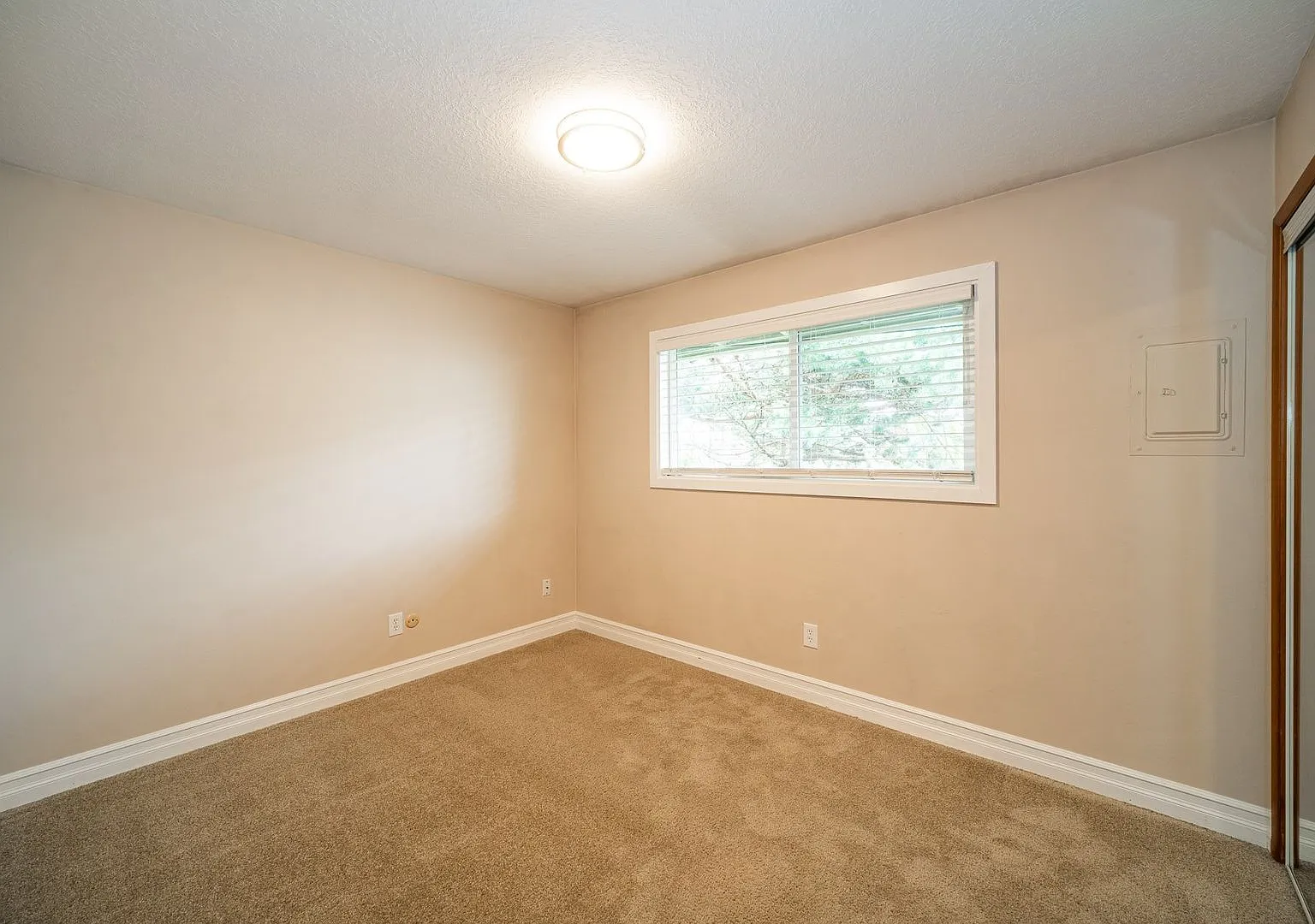 West Linn Community! Enjoy Off-Street Parking, Private Patios or Decks, & Shared Greenspace! — Photo 4