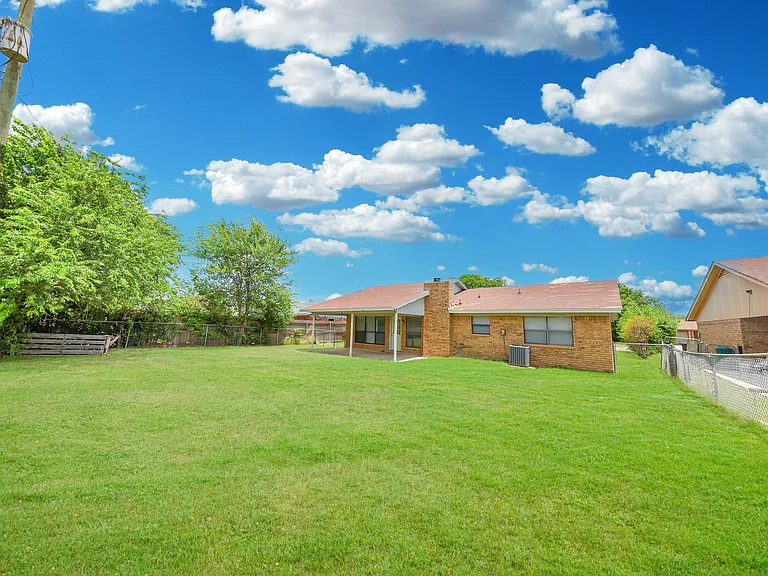 1709 Moonlight Dr — Photo 16