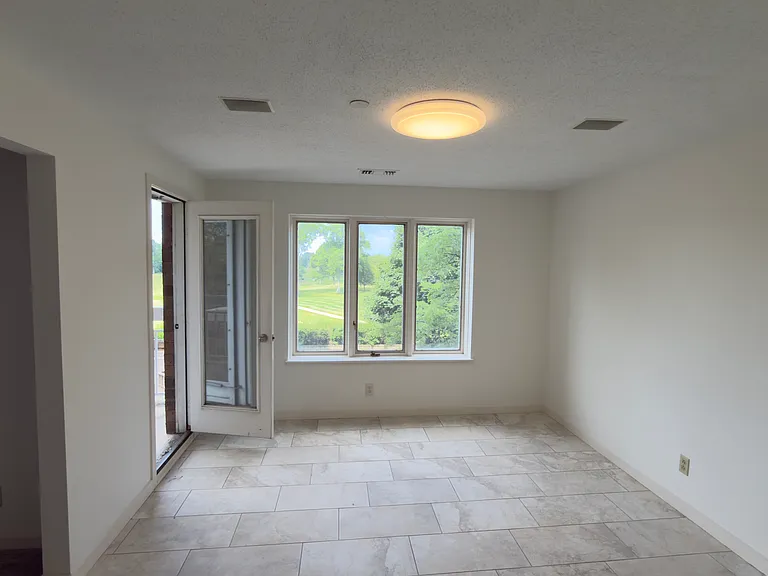Chelsea Condos — Photo 19