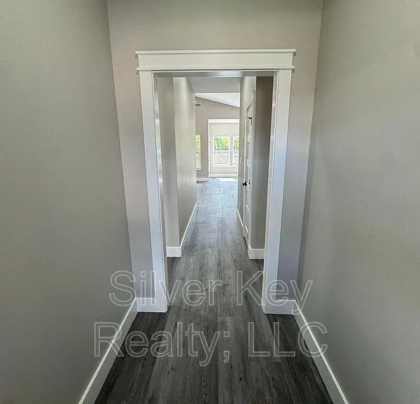 920 Stratford Ave — Photo 2