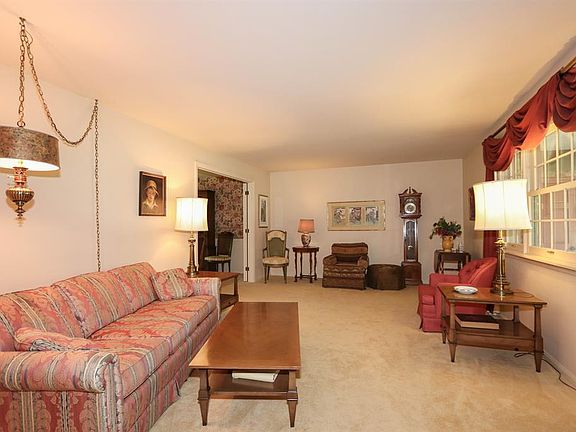 5th image of 780 Woodfield Dr
